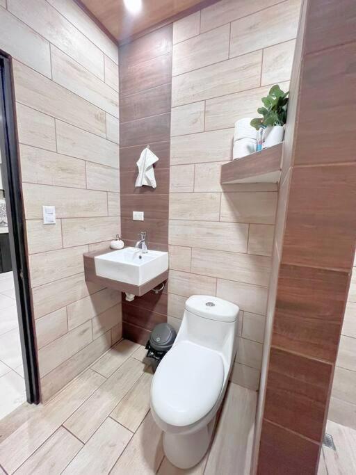 Orange Apartment 5 Min Aeropuerto Juan Santamaria 阿拉胡埃拉 外观 照片